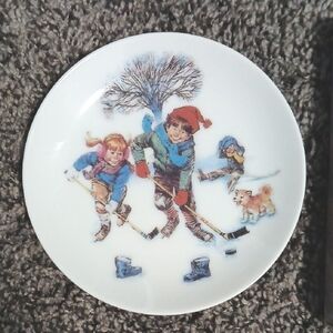 💖AVON 1986 Decorative Plate Breaking The Ice Hockey Collectible